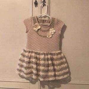3T beautiful girls dress with lace and appliqué